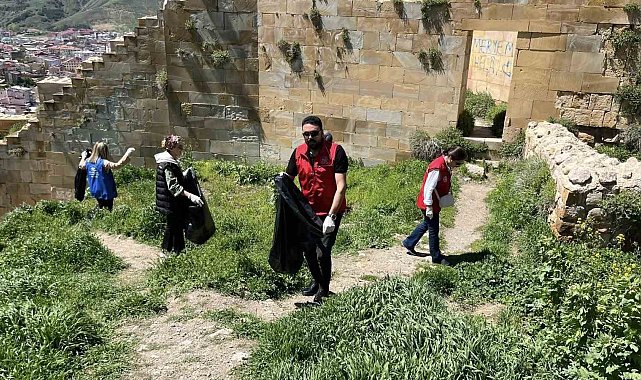 Tarihi Bayburt Kalesi'nde çevre temizliği yapıldı