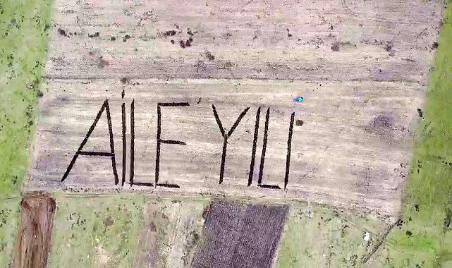 Tarlasına traktörüyle "Aile Yılı" yazdı