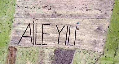 Tarlasına traktörüyle "Aile Yılı" yazdı