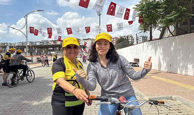Tarsus'ta kadınlar bisiklet kullanmayı öğreniyor