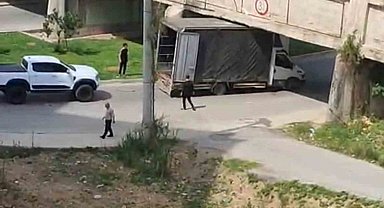 Tarsus'ta kamyonet köprü altına sıkıştı