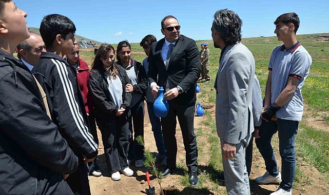 Tatvan'da fidanlar toprakla buluştu