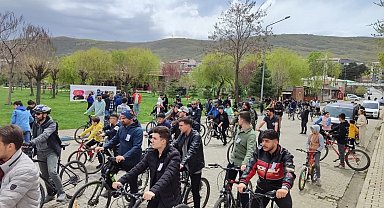 Tatvan'da merhum Öğretmen Ferhat Orak anısına bisiklet turu düzenlendi