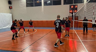Tavşanlı'da eğitimciler voleybol turnuvası ile ter döküyor