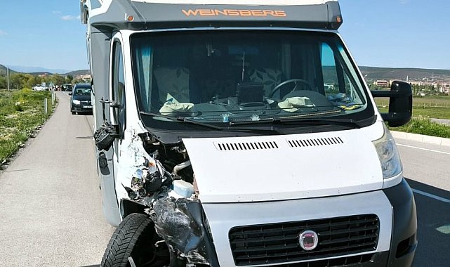 Tavşanlı'da karavan ile minibüs çarpıştı: 1 yaralı
