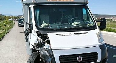 Tavşanlı'da karavan ile minibüs çarpıştı: 1 yaralı