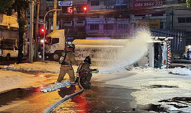 Tayland'da tanker kazası: 600 litre benzin yola döküldü
