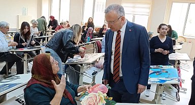 Tazelenme Üniversitesi öğrencileri el sanatları atölyesinde