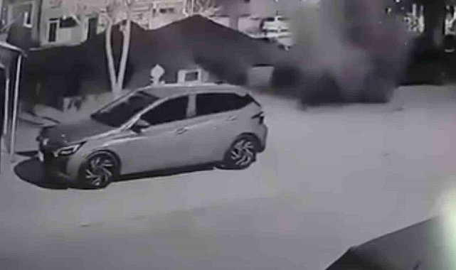 Tazyikli su asfaltı patlattı: İki araçta hasar oluştu
