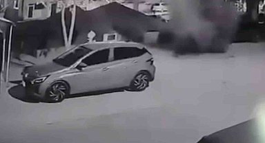 Tazyikli su asfaltı patlattı: İki araçta hasar oluştu