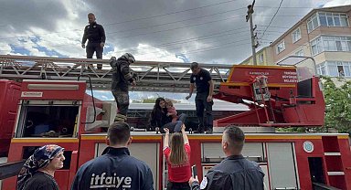 Tekirdağ'da evde çıkan yangında 3'ü çocuk 5 kişiyi itfaiye erleri kurtardı