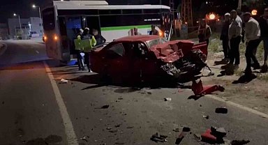 Tekirdağ'da otomobille minibüsün kafa kafaya çarpıştığı kaza kamerada: 1 ağır yaralı