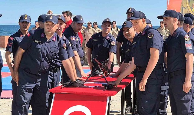 Tekirdağ'da özel bireyler için düzenlenen temsili yemin töreninde komandolardan nefes kesen gösteriler