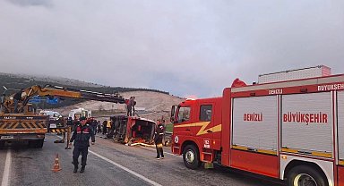 Tekstil işçilerini taşıyan minibüs karşı şeride geçerek otomobille çarpıştı: 1'i ağır 13 yaralı