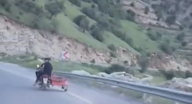 Telef olduğu iddia edilen köpeği motosikletle sürüklediler