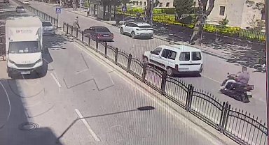 Telefona bakan motosikletli önünde duran araca çarptı
