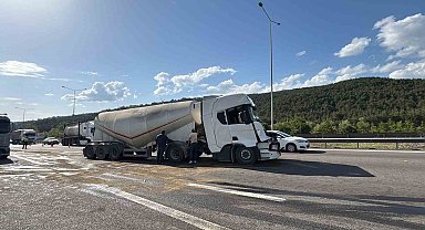 TEM Otoyolu'nda 2 tır çarpıştı: 1 yaralı