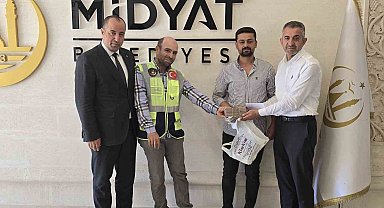 Temizlik görevlisinden örnek davranış: Yerde bulduğu 111 bin 500 lirayı sahibine ulaştırdı