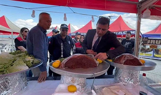 Tezgâhta sinekli et, bozuk ürün tespit edildi Eğirdir'de Yöresel Pazar mühürlendi