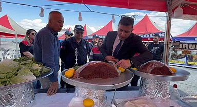 Tezgâhta sinekli et, bozuk ürün tespit edildi Eğirdir'de Yöresel Pazar mühürlendi