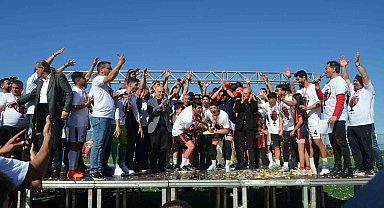 TFF 3. Lig'e yükselen Denizli İdmanyurdu şampiyonluk kupasını kaldırdı