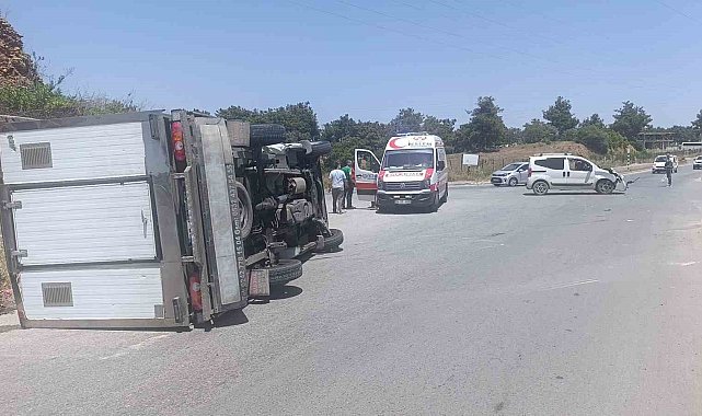 Ticari araç yandan çarptığı kamyoneti devirdi