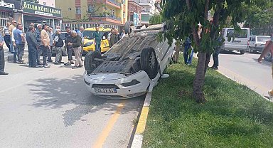 Ticari teksiyle çarpışıp takla atan otomobilin sürücüsü yara almadan kurtuldu