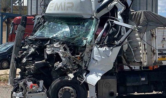 Tır hurdaya döndü, sürücü bu kazadan sağ kurtuldu