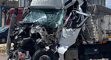 Tır hurdaya döndü, sürücü bu kazadan sağ kurtuldu