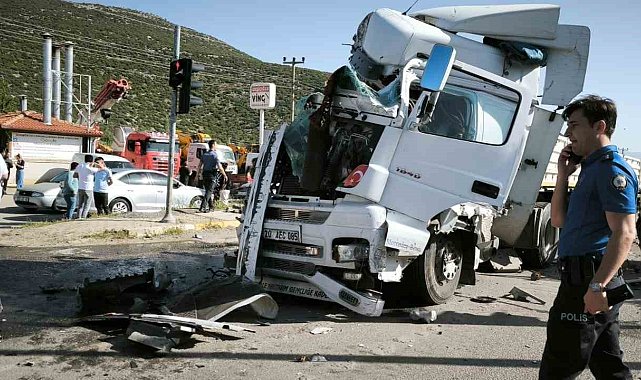 Tır, kırmızı ışıkta bekleyen otobüs ve otomobile çarptı: 6 yaralı