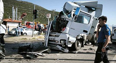 Tır, kırmızı ışıkta bekleyen otobüs ve otomobile çarptı: 6 yaralı