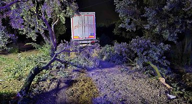 Tır otomobili biçti: 1 ölü, 1 yaralı