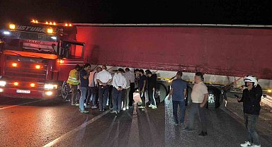 Tır sürücüsü direksiyon başında rahatsızlandı, yol trafiğe kapandı