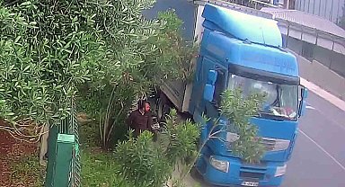 Tırın camını kırıp telefon çaldı, o anlar kameraya yansıdı