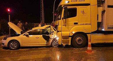 Tırla çarpışan otomobil demir yığınına döndü: 2 yaralı