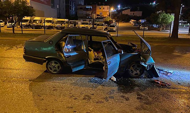 Tırla çarpışan Tofaş hurdaya döndü: 2 yaralı