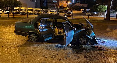 Tırla çarpışan Tofaş hurdaya döndü: 2 yaralı