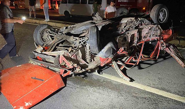 Tofaş otomobil kağıt gibi ezildi: 1 yaralı