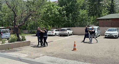 Tokat'ta dövülerek öldürülen kadınla ilgili gözaltı alınan 2 kişi adliyeye sevk edildi