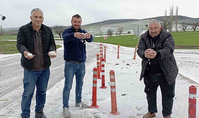 Tokat'ta etkili olan dolu yağışı araziyi beyaza bürüdü