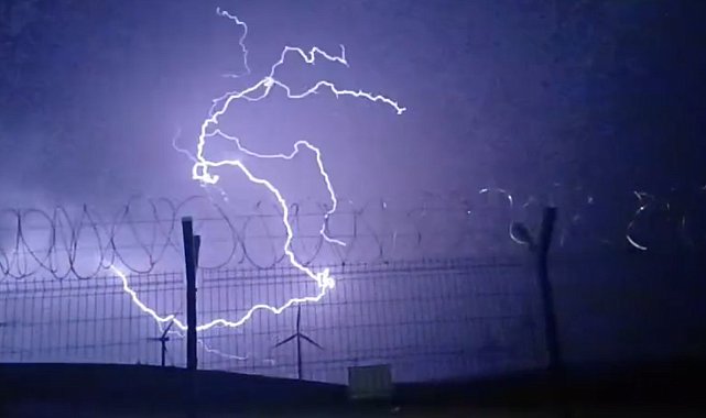 Tokat'ta fırtına nedeniyle ağaçlar devrildi