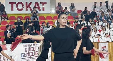 Tokat'ta geleneksel ellik halayı modern step ile yeni boyut kazandı