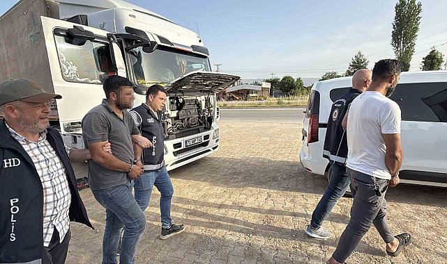 Tokat'ta gümrük mührü kırılmış iki tırda 17 kaçak göçmen yakalandı