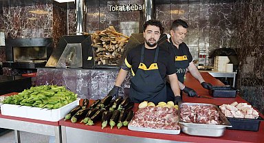 Tokatlılar özel ocakta 40 dakikada pişen Tokat kebabıyla 81 ile meydan okudu