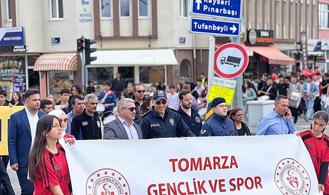 Tomarza'da coşkulu Gençlik yürüyüşü