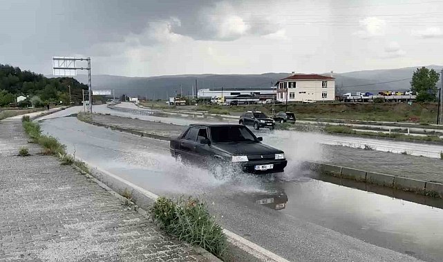 Tosya'da sağanak yağış etkili oldu, yollarda su birikintisi oluştu