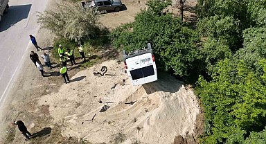 Tozu dumana katan minibüs ortalığı böyle savaş alanına çevirdi: 3 yaralı