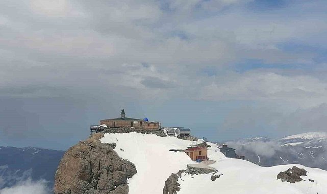 Trabzon'da 3 bin 200 rakımda karla mücadele