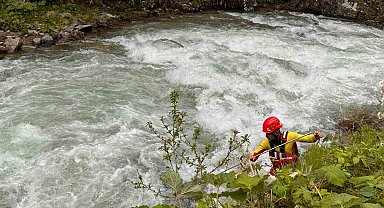 Trabzon'da su içmek isterken dereye düşen çocuk için arama çalışması başlatıldı