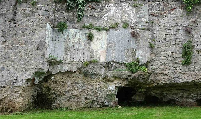 Trabzon'da tarihi surlardaki fayans kirliliği temizlendi